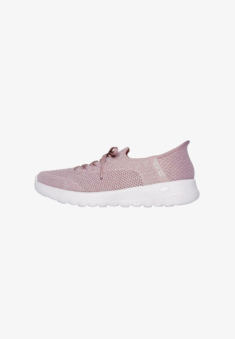 Zapatilla deportiva de color rosa claro con una parte superior de malla texturizada, suela acolchada blanca y cordones en la parte delantera. Marca visible en el lateral.