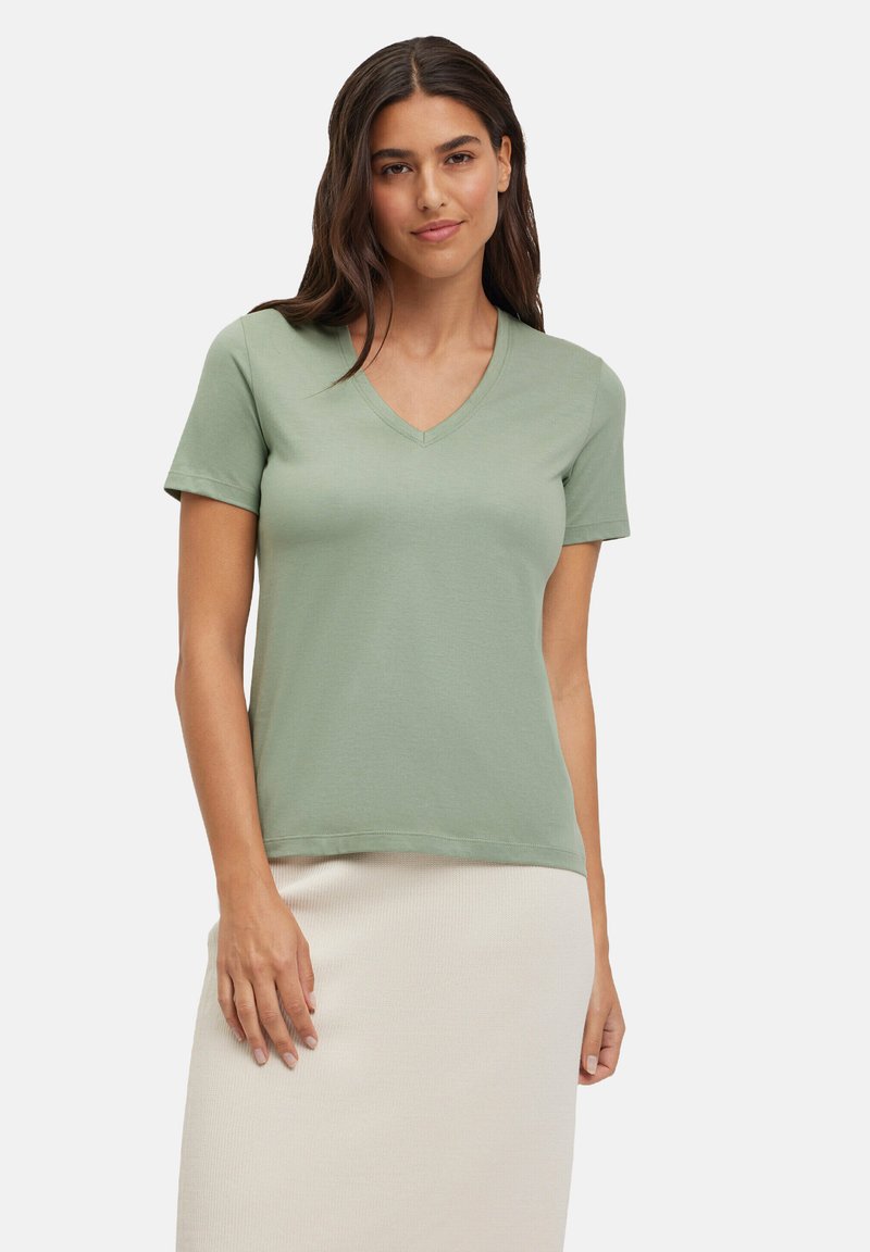 V-neck short-sleeve t-shirt in light green, made of soft fabric, featuring a relaxed fit and a straight hem. Minimalist design without patterns.