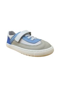 Zapatilla azul y gris con parte superior de malla, acentos de cuero y una correa de Velcro. Presenta una suela de goma blanca y detalles de tela texturizada.
