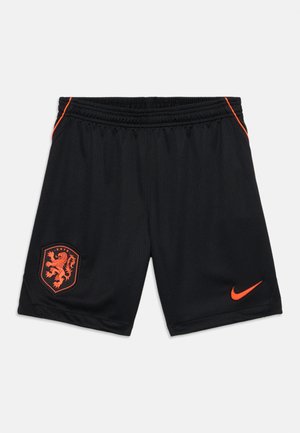 Schwarze Sportshorts mit orangefarbenem Nike-Logo am rechten Bein und orangefarbenem Löwenwappen mit dem Text "KNVB" am linken Bein.