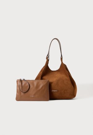 Sac à épaule en daim marron avec une pochette zippée en cuir lisse assortie, tous deux posés sur un fond clair uni.