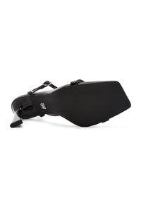 Zwarte lakleren sandalen met hoge hak, vierkante neus, enkelbandje en een licht gestructureerde zool. Heeft een brede blokhak.
