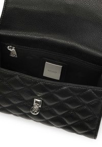 Borsa a tracolla nera in pelle trapuntata con una texture liscia, dotata di una chiusura e una cerniera in argento, e un compartimento interno con una placca del logo.