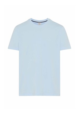 Hellblaues T-Shirt mit kurzen Ärmeln und Rundhalsausschnitt, mit einem kleinen Nackenetikett, vor weißem Hintergrund.