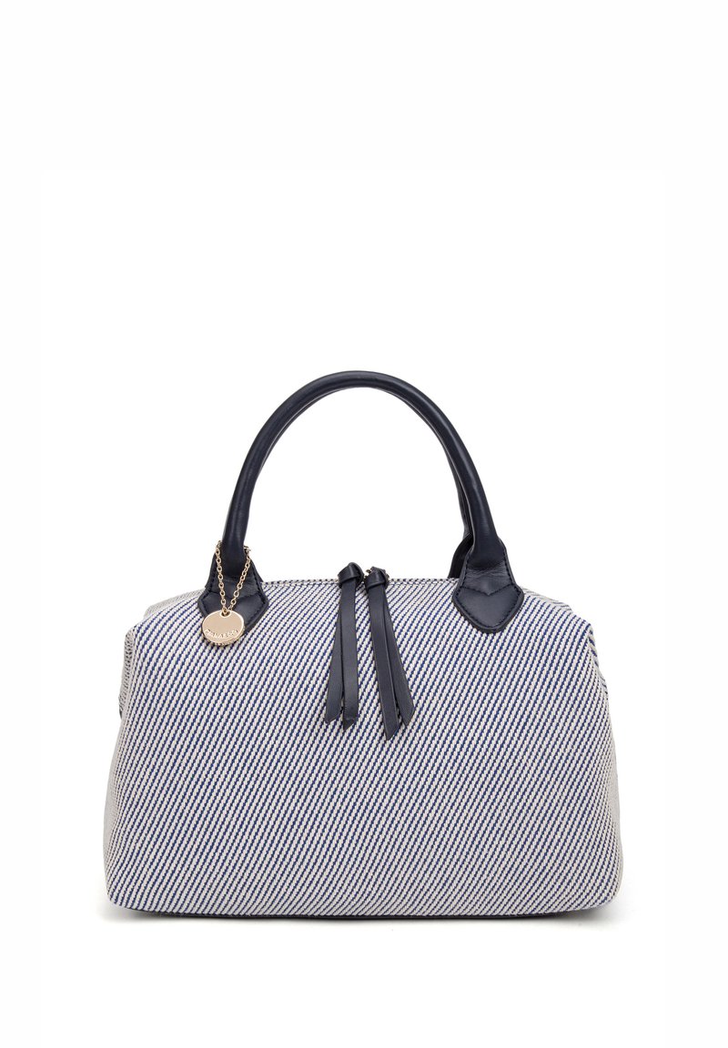 Gestreepte stoffen handtas met marineblauwe leren accenten, ronde handvaten, een ritsluiting en decoratieve franjes. Bevat een gouden charme-detail.