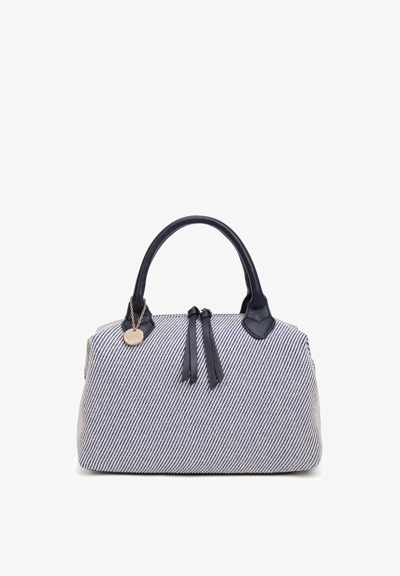 Gestreepte stoffen handtas met marineblauwe leren accenten, ronde handvaten, een ritsluiting en decoratieve franjes. Bevat een gouden charme-detail.