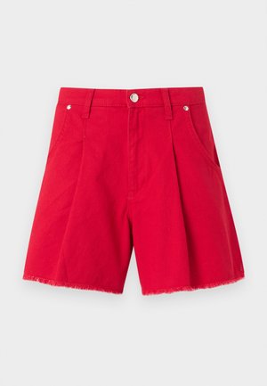 Rote Shorts mit hohem Bund, vorderen Falten, Metallknopfverschluss, Gürtelschlaufen, seitlichen Taschen und einem ungearbeiteten Saum.