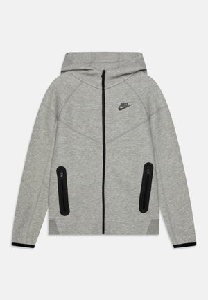 Felpa grigia con zip e cappuccio regolabile, tasche con zip nere e logo Nike nero sul petto. Realizzata in un morbido tessuto testurizzato.