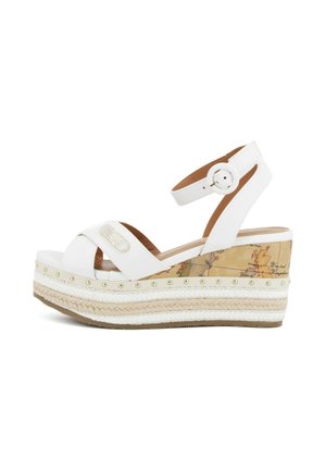 Witte sleehak sandaal met enkelriem, gouden studs, gevlochten touwzool en kaartontwerp op de sleehak.