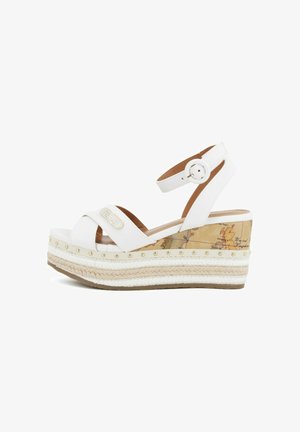 Sandalia blanca de cuña con tira en el tobillo, tachuelas doradas, suela de cuerda trenzada y diseño de mapa en el tacón de cuña.