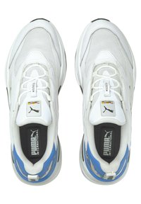 Białe buty sportowe z siateczkowym i skórzanym wierzchem, czarnymi akcentami, niebieskim detalem na pięcie oraz wyściełanym kołnierzem. Logo PUMA na języku.