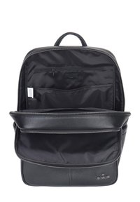 Zaino in pelle nera con apertura a zip, texture liscia, tasca interna con zip e compartimento frontale. Progettato per uno stoccaggio organizzato.