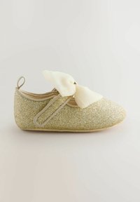 Goldener Glitzer-Ballerina mit abgerundeter Spitze, weichem Stoff und einer kontrastierenden elfenbeinfarbenen Schleife. Verfügt über einen verstellbaren Riemen für eine bessere Passform.