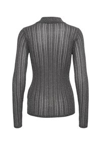 Suéter gris de manga larga con una textura acanalada, que presenta un cuello y rayas verticales, mostrando un material de punto ligero.
