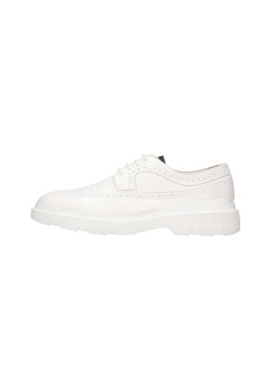 Scarpe stringate in pelle bianca con dettagli perforati, suola in gomma solida e un design minimalista con una finitura testurizzata.