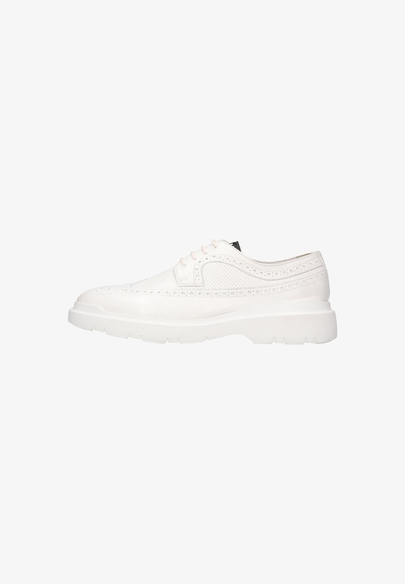 Chaussures en cuir blanc à lacets avec des détails perforés, une semelle en caoutchouc solide et un design minimaliste avec une finition texturée.