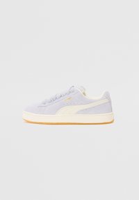 Sneaker scamosciato di colore viola chiaro con accenti bianchi, design stringato, superficie texturizzata e suola in gomma naturale. Presenta piccoli punti sul lato.