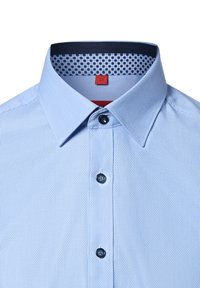 Jasnoniebieska koszula w kratę, z kołnierzykiem zapinanym na guziki, teksturowana tkanina oraz kontrastowy detal wewnątrz kołnierzyka. Posiada ciemne guziki.