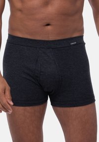 Boxer briefs a righe nere con elastico morbido, dotati di una tasca sagomata e della vestibilità aderente, realizzati in un tessuto misto cotone elasticizzato.