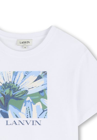 Λευκό μπλουζάκι LANVIN με μπλε και πράσινο λουλουδάτο γραφικό τυπωμένο σε τετράγωνο στο στήθος, με το όνομα της μάρκας κάτω από το γραφικό.