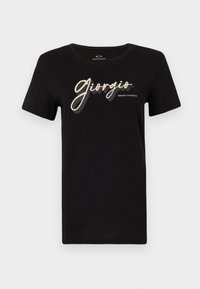 Mustmust t-särk lühikeste varrukatega ja ümmarguse kaelusega, millel on läikiv "Giorgio" tekst ja "Armani Exchange" logo kontrastsetes värvustes.