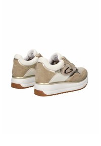 Sneaker in suede beige e pelle bianca con dettagli dorati, suola spessa bianca e un motivo laterale.