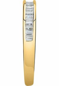 Goldring mit glattem Band und sieben vertikalen, rechteckigen, klaren Steinen, die auf einer Seite eingesetzt sind, mit polierter Oberfläche.