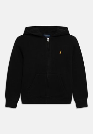 Schwarze Zip-Hoodie aus weichem Stoff, mit einer Fronttasche, Kordelzugkapuze und einem kleinen goldenen Logo auf der Brust.