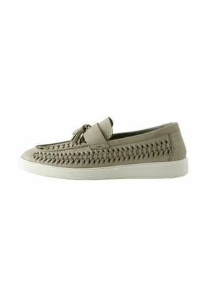 Világosszürke bő slip-on cipők, szövött díszítéssel, kerek orral és fehér gumi talppal. Középen egy pánttal és dekoratív bojtokkal rendelkeznek.