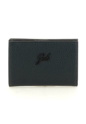 Portafoglio in pelle nera con finitura testurizzata, logo del marchio in rilievo sul davanti, forma rettangolare compatta e dettagli di cucitura.