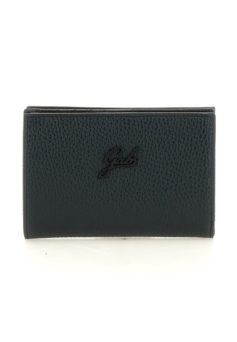 Portafoglio in pelle nera con finitura testurizzata, logo del marchio in rilievo sul davanti, forma rettangolare compatta e dettagli di cucitura.