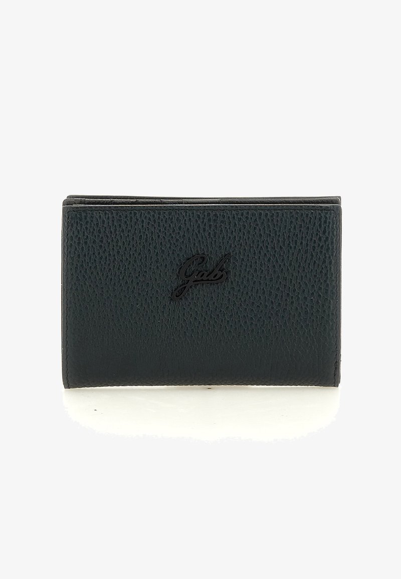 Portafoglio in pelle nera con finitura testurizzata, logo del marchio in rilievo sul davanti, forma rettangolare compatta e dettagli di cucitura.