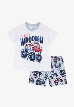 T-shirt blanc à manches courtes avec le texte "FUNNY WROOOAM" et un graphique de monster truck rouge. Un short bleu assorti présente divers monster trucks dans un motif.