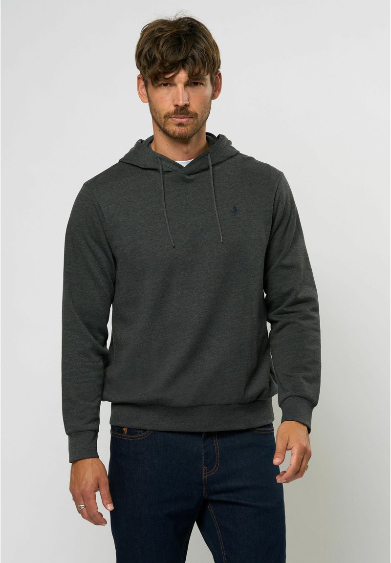 Hanorac gri închis, fabricat dintr-un material moale, cu kapşon, șnururi și un mic logo pe piept. Așezat pe un fundal simplu.