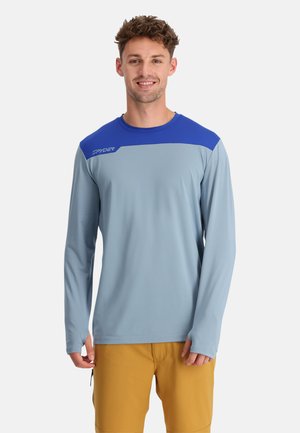 Lichte, lange mouwen shirt in lichtblauw met een donkerblauwe accent over de schouders. Beschikt over een zachte, gladde stof en een ronde halsontwerp.
