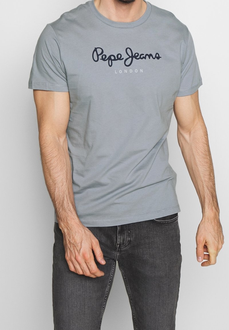 Grijze katoenen t-shirt met korte mouwen en een ronde halslijn. Voorzien van het "Pepe Jeans London" logo in donkerblauw over de borst.