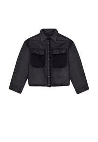 Czarna krótka kurtka wykonana z fakturowanej tkaniny, z zapięciem na guziki z przodu, dwoma kieszeniami na piersi oraz klasycznym kołnierzem; posiada długie rękawy i prosty dół.