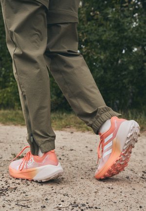 AGRAVIC 3 - Zapatillas de trail running - amber tint/crystal white/putty mauve