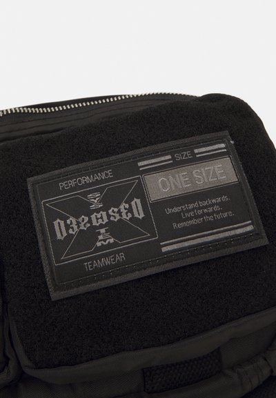 032c TEAM TAG SHOULDER BAG UNISEX - Torbica - black