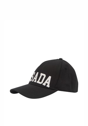 Cappellino da baseball nero con lettere bianche in grassetto che compongono "SADA" sul pannello frontale, su sfondo bianco semplice.