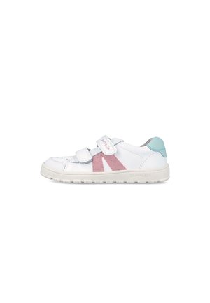 Zapatilla blanca para niños con rayas laterales rosas, detalle en el talón en color verde azulado y dos correas ajustables de velcro sobre un fondo blanco.