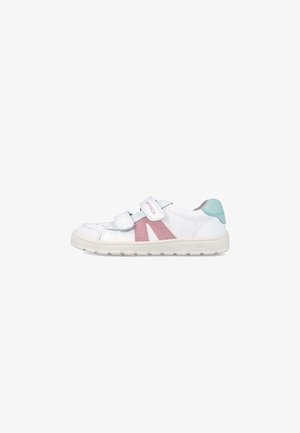 Zapatilla blanca para niños con rayas laterales rosas, detalle en el talón en color verde azulado y dos correas ajustables de velcro sobre un fondo blanco.