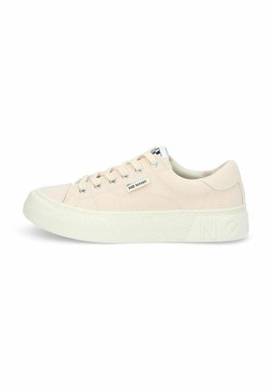 Sneakers in tela di colore beige chiaro con una tomaia in tessuto texturizzato, suola in gomma bianca, occhielli in metallo e dettaglio del logo sul lato.