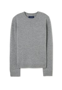 Lichtgrijze sweater met een ronde hals, gemaakt van zacht breimateriaal. Heeft lange mouwen en ribgebreide manchetten en zoom. Etiket is zichtbaar bij de halslijn.