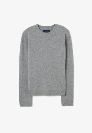 Lichtgrijze sweater met een ronde hals, gemaakt van zacht breimateriaal. Heeft lange mouwen en ribgebreide manchetten en zoom. Etiket is zichtbaar bij de halslijn.