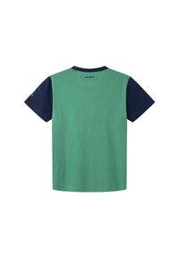 Camiseta de manga corta verde y azul marino con cuello redondo, que presenta una textura suave de algodón y mangas de color contrastante. Logotipo en la parte posterior.