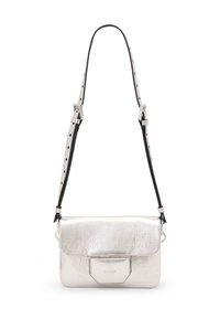 Zilveren lederen handtas met een gestructureerde afwerking, rechthoekige vorm, voorsluiting en afneembare zwarte riem met stippenpatroon.