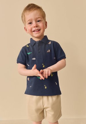 Next, REGULAR FIT - SHORT SLEEVE POLO AND SHORTS SET  . - Pantalon de survêtement - navy all over embroidery safari animals