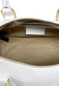 Biała skórzana torebka o teksturowanym wykończeniu, złotym zamku błyskawicznym i beżowym materiałowym wnętrzu. Posiada metkę wewnątrz z napisem "Wyprodukowano we Włoszech."