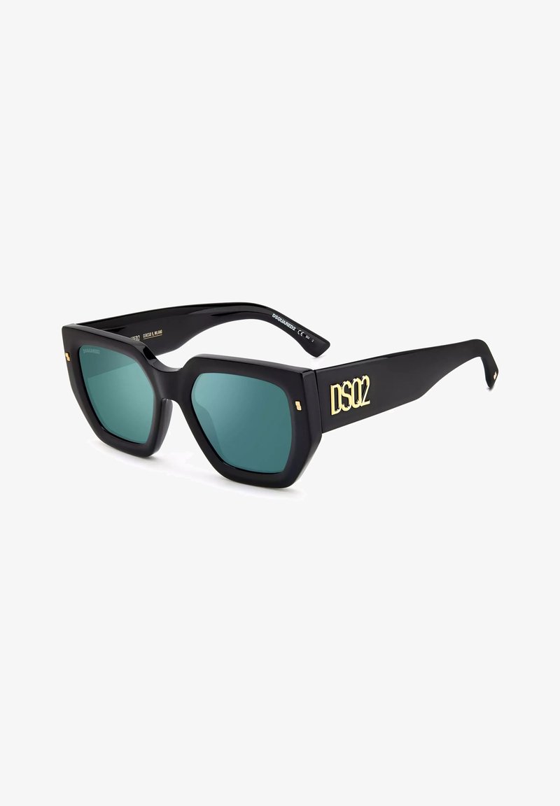 Occhiali da sole neri oversize con montatura angolare e lenti verde scuro. Presentano un dettaglio di branding dorato sul lato. Finitura liscia opaca.